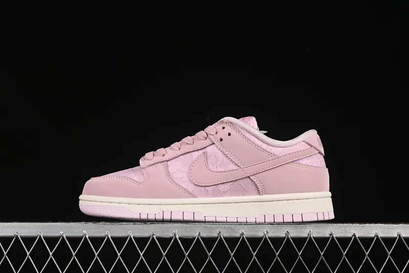 All Categories Nk SB Dunk Series Nk SB Dunk Low Low-top sneakers Nike SB Dunk Low "Regal Pink" contains girly low-top casual sneakers HJ5870-600